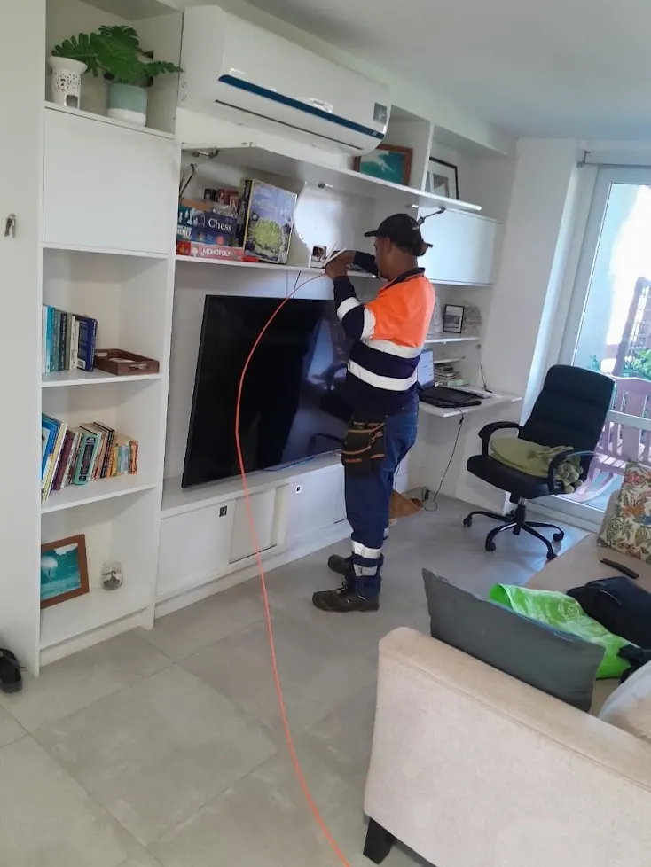 Técnico de Fibra Panamá instalando conexión de fibra óptica en el hogar