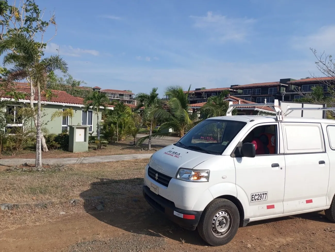 Vehículo de flota de Fibra Panamá en zona residencial