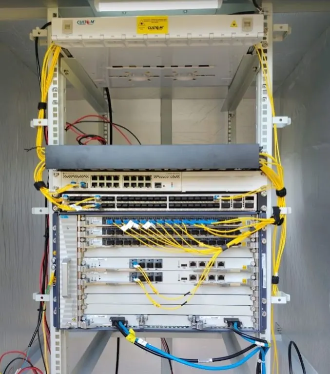 Nodo de comunicaciones y rack de fibra óptica
