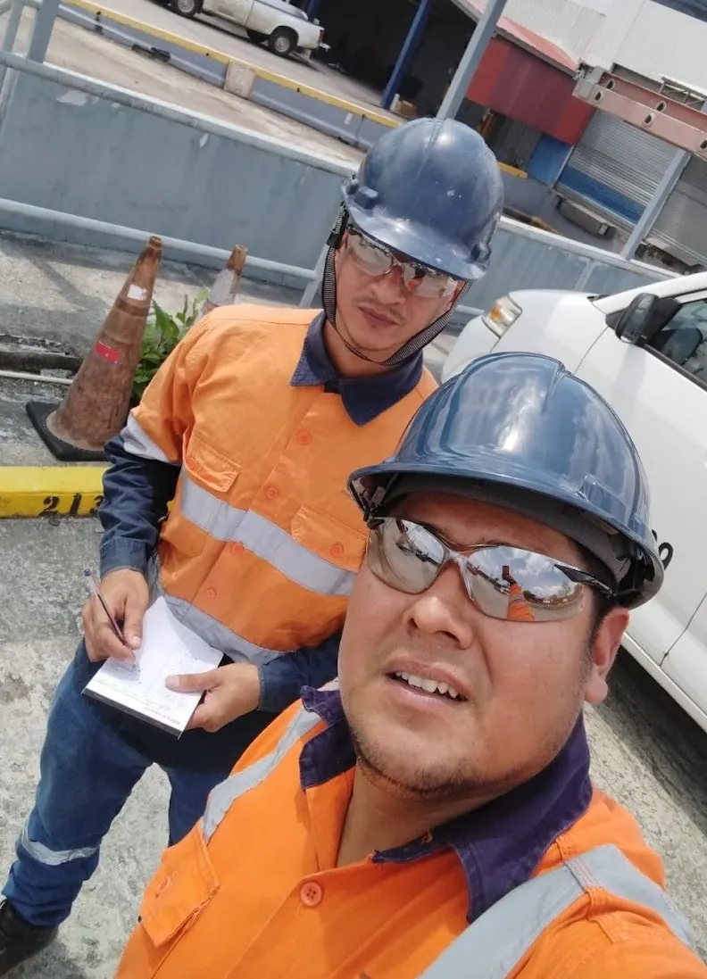 Equipo técnico de Fibra Panamá en sitio de trabajo