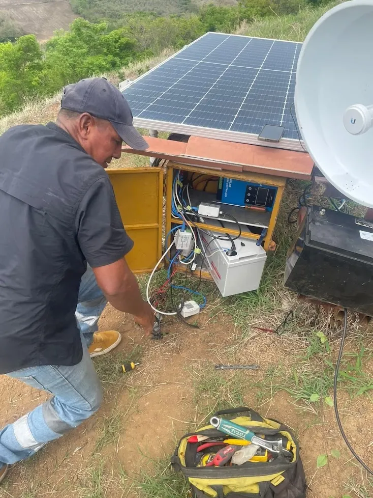 Técnicos instalando enlace inalámbrico con energía solar en zona remota