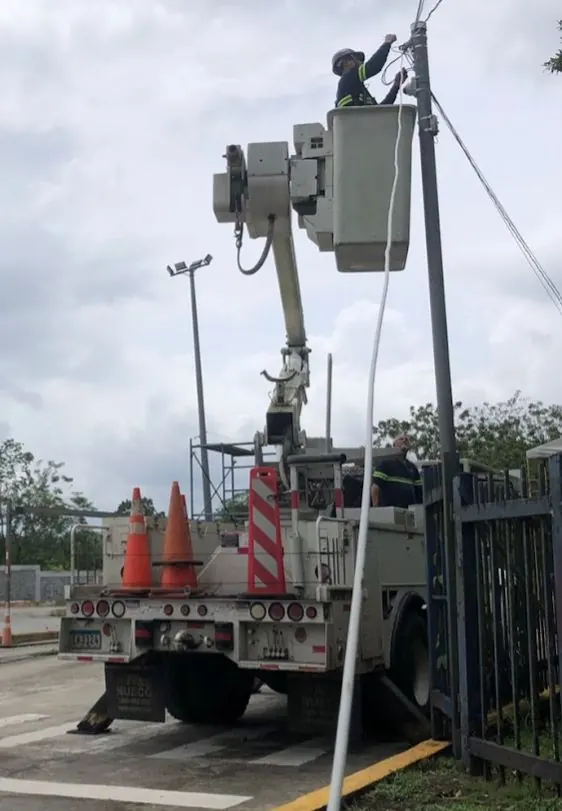 Técnico de Fibra Panamá trabajando en altura desde canasta hidráulica